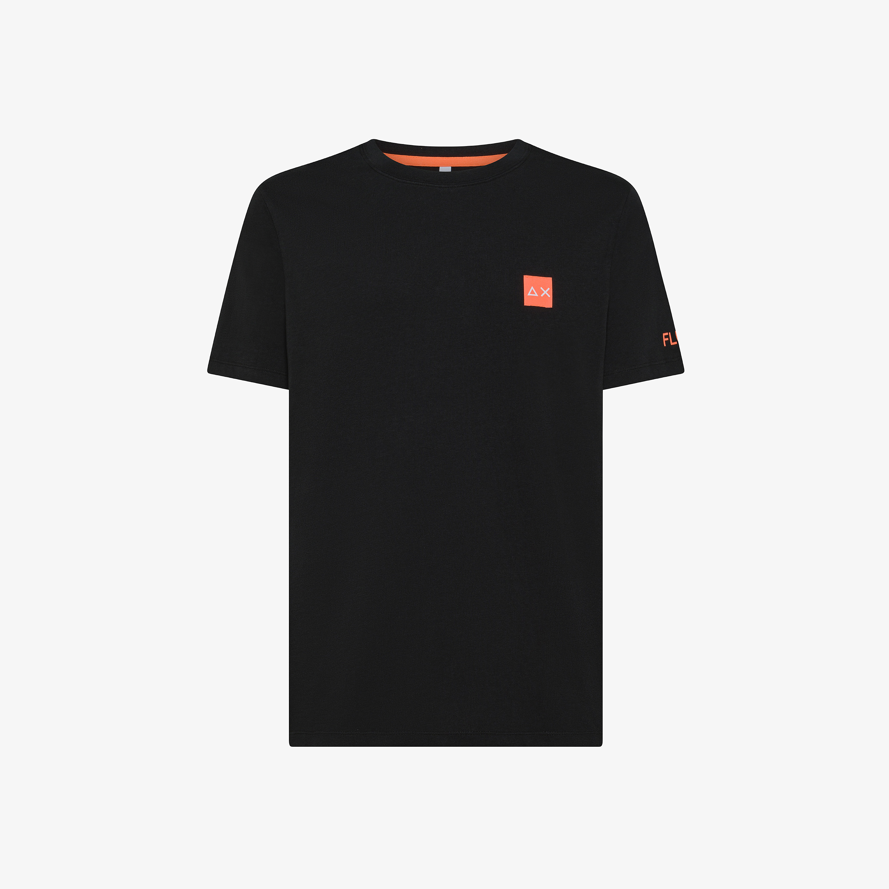 T-shirt nera con patch fluo T-shirt nera con patch fluo